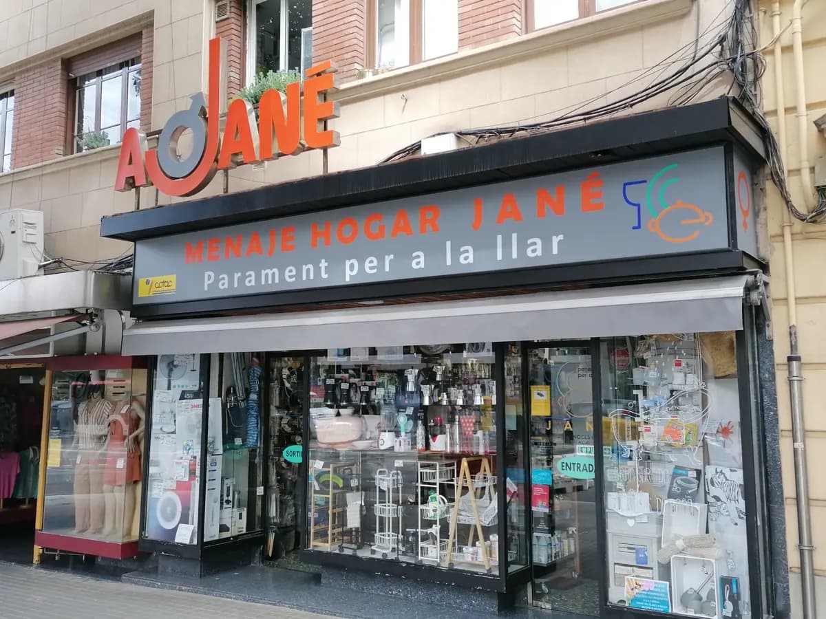 La façana de la botiga, al Passeig de Maragall, 94