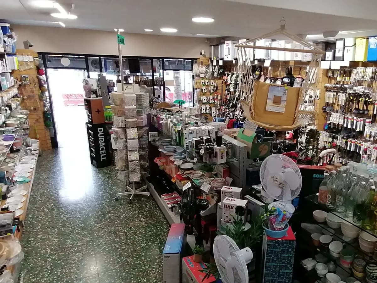 El passadís central, amb vaixella i estris als costats i el rètol «Caixa» assenyalant la caixa al fons